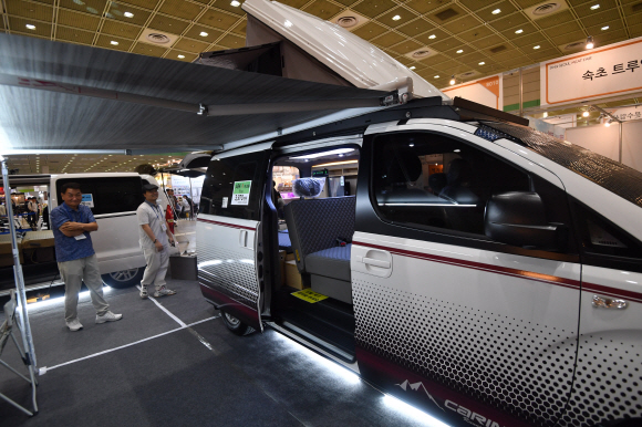 13일 서울 코엑스에서 열린 웰어메이징페어를 찾은 시민이 스타렉스를 개조한 캠핑카를 살펴보고 있다. 2019.6.13 박지환기자 popocar@seoul.co.kr