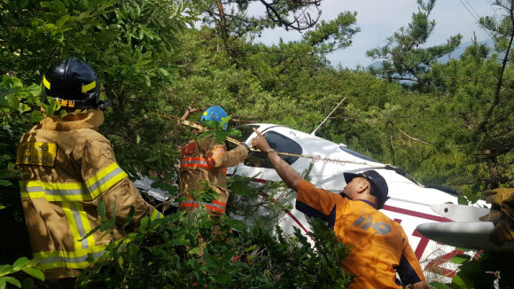 추락한 경비행기 구조나선 119  13일 오후 1시 59분께 전남 여수시 소라면의 한 초등학교 뒷산에 훈련용 경비행기가 추락해 119 구조대원들이 구조 작업을 벌이고 있다. 2019.6.13 <br>여수소방서 제공 연합뉴스