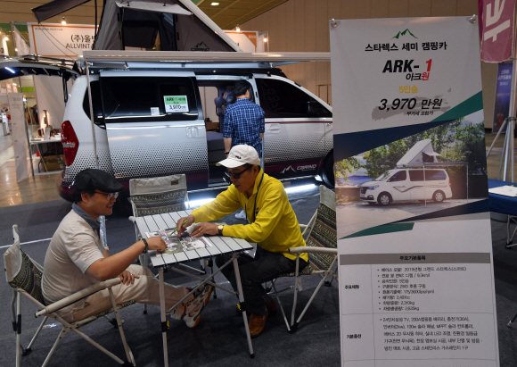 13일 서울 코엑스에서 열린 웰어메이징페어를 찾은 시민이 스타렉스를 개조한 캠핑카에 대한 견적을 받아보고 있다. 2019.6.13 박지환기자 popocar@seoul.co.kr