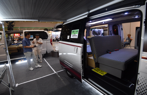 13일 서울 코엑스에서 열린 웰어메이징페어를 찾은 시민이 스타렉스를 개조한 캠핑카를 살펴보고 있다. 2019.6.13 박지환기자 popocar@seoul.co.kr
