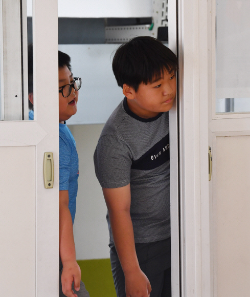저동초등학교 학생들이 체험 시작 전부터 열린 문 사이로 신기하게 쳐다보고 있다.