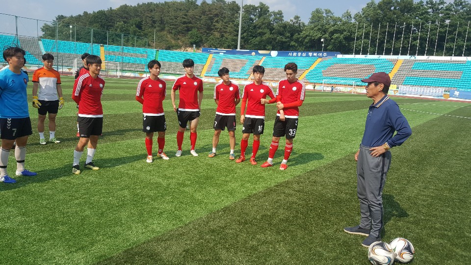 박종환(오른쪽 첫번째) 총감독이 12일 경기 여주시민구단 구장에서 선수들에게 전술지도를 하고 있다. 
