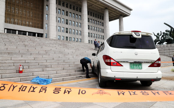 국회 본청 앞 계단으로 돌진한 승합차량