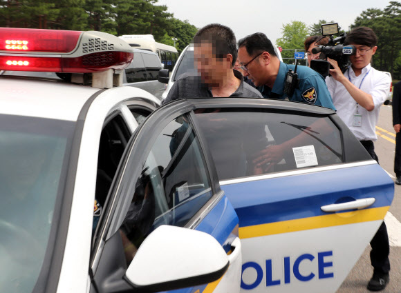 연행되는 국회 돌진한 차량운전자