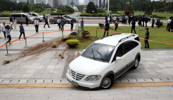 국회 본청 앞으로 돌진한 차량