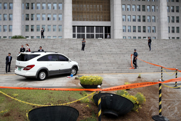 국회 앞으로 돌진한 차량