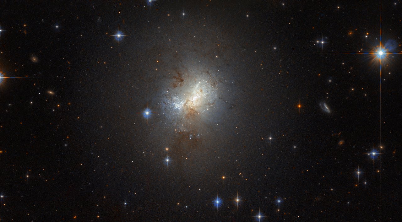 우리은하의 은하수 3% 크기인 3000광년에 불과한 ES0 495-21 은하를 허블 우주망원경으로 찍은 모습. 이 은하 중심에는 태양의 100만배 크기인 거대블랙홀이 있는 것으로 관측됐다.  NASA 제공