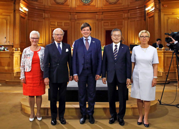 문 대통령, 스웨덴의회 연설 전 기념촬영