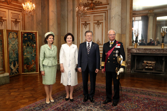 스웨덴 국왕 내외와 기념촬영 하는 문 대통령