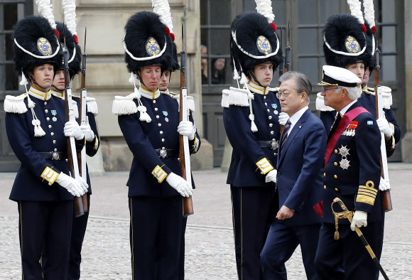 문 대통령, 스웨덴 공식 환영식 참석