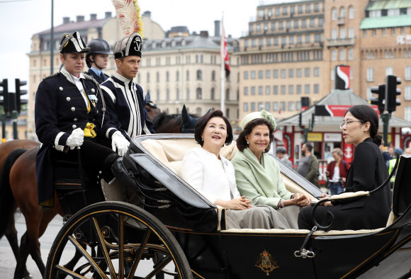 마차 타고 이동하는 한-스웨덴 퍼스트레이디