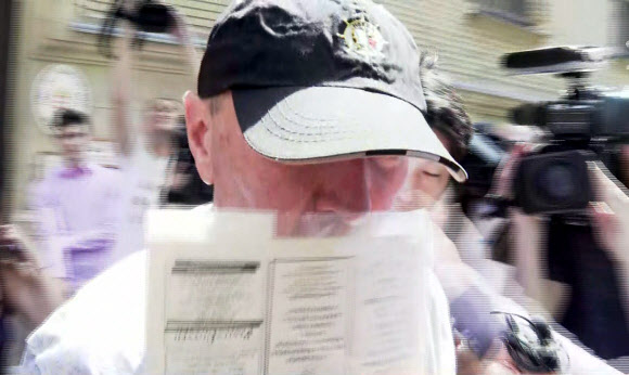 얼굴 가린 헝가리 유람선 사고 ‘가해 선박’ 선장