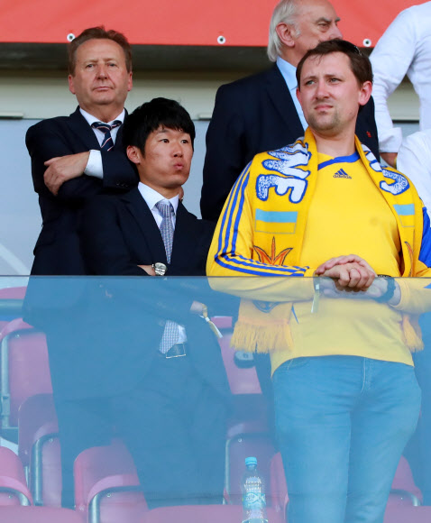 15일 오후(현지시간) 폴란드 우치 경기장에서 열린 2019 국제축구연맹(FIFA) 20세 이하(U-20) 월드컵 결승전에서 박지성이 준우승한 한국 선수들을 아쉬운 모습으로 지켜보고 있다. 2019.6.16  연합뉴스