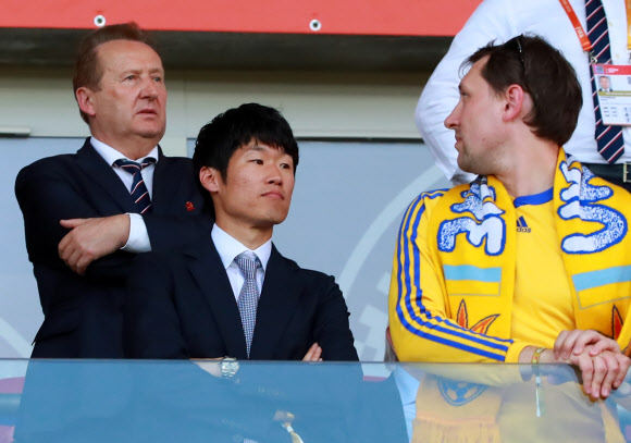 15일 오후(현지시간) 폴란드 우치 경기장에서 열린 2019 국제축구연맹(FIFA) 20세 이하(U-20) 월드컵 결승 한국과 우크라이나의 경기에서 1-3으로 패하며 준우승을 차지한 뒤 박지성 JS 파운데이션 이사장이 내빈석에서 그라운드의 후배들을 바라보며 착잡한 표정을 짓고 있다. 2019.6.16  연합뉴스