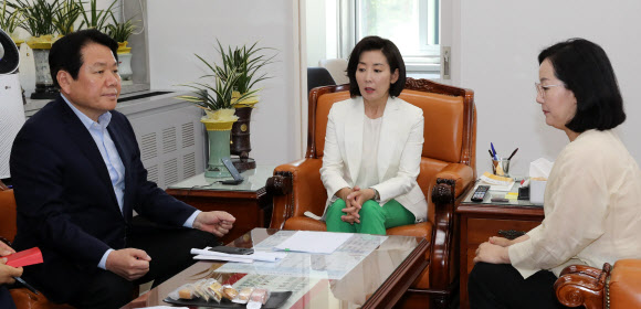 자유한국당 나경원 원내대표(가운데)가 정양석 원내수석부대표(왼쪽), 김현아 원내대변인과 16일 오전 국회 원내대표실에서 국회 정상화 협상 관련 논의를 하고 있다. 2019.6.16  연합뉴스