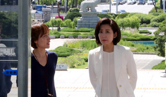 자유한국당 나경원 원내대표 16일 오전 국회 본청에 들어서며 국회 정상화 협상에 대한 기자들의 질문에 답하고 있다. 2019.6.16  연합뉴스