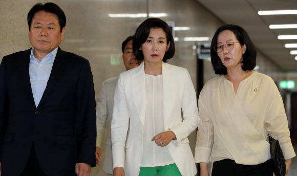 자유한국당 나경원 원내대표가 16일 오전 국회에서 대국민호소문을 발표하기 위해 회의실로 향하고 있다. 왼쪽부터 정양석 원내수석부대표, 나 원내대표, 김현아 원내대변인. 2019.6.16  연합뉴스
