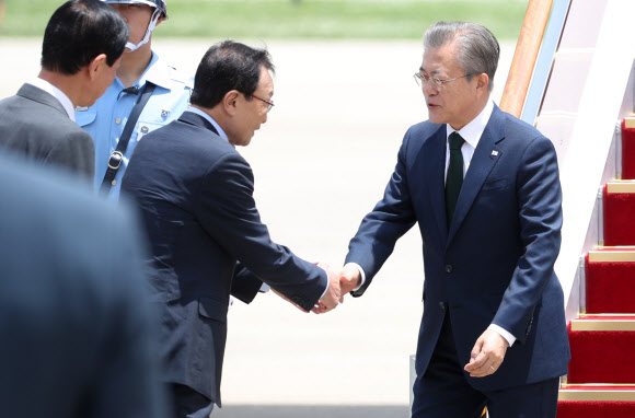 북유럽 3개국 순방을 마친 문재인 대통령이 16일 오후 서울공항에서 더불어민주당 이해찬 대표와 인사하고 있다. 2019.6.16  연합뉴스