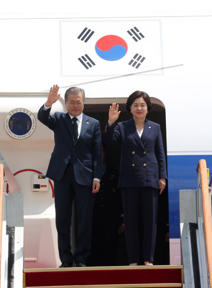 북유럽 3개국 순방을 마친 문재인 대통령과 김정숙 여사가 16일 오후 서울공항에 도착한 공군 1호기에서 손을 흔들고 있다. 2019.6.16  연합뉴스