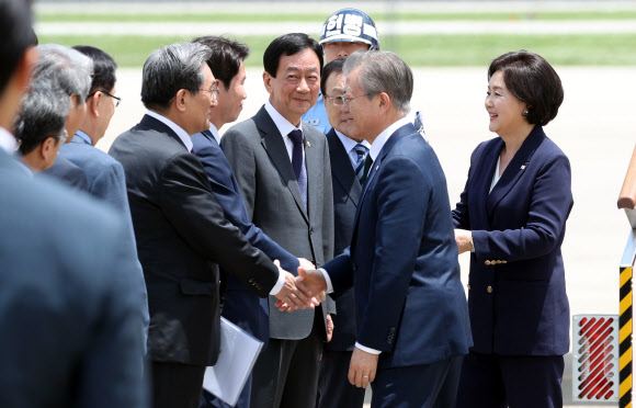 북유럽 3개국 순방을 마친 문재인 대통령과 김정숙 여사가 16일 오후 서울공항에서 더불어민주당 이해찬 원내대표, 진영 행정안전부 장관 등과 인사하고 있다. 2019.6.16 연합뉴스