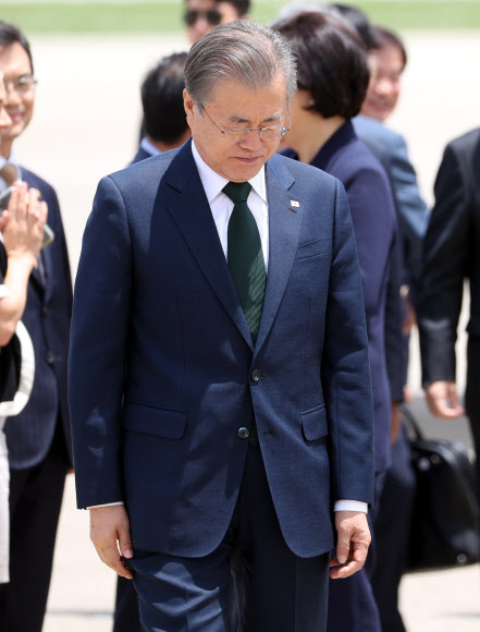 북유럽 3개국 순방을 마친 문재인 대통령이 16일 오후 서울공항에 도착한 공군 1호기에서 내려 이동하고 있다. 2019.6.16  연합뉴스