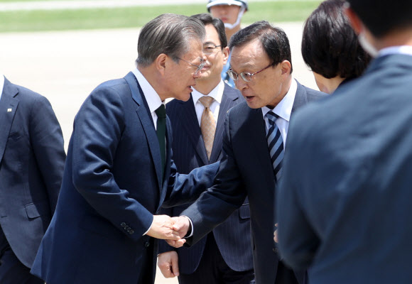 북유럽 3개국 순방을 마친 문재인 대통령이 16일 오후 서울공항에서 더불어민주당 이해찬 대표와 인사 후 대화하고 있다. 2019.6.16  연합뉴스
