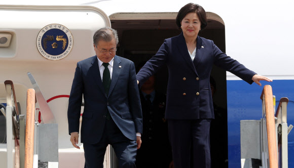 북유럽 3개국 순방을 마친 문재인 대통령과 김정숙 여사가 16일 오후 서울공항에 도착한 공군 1호기에서 내리고 있다. 2019.6.16  연합뉴스