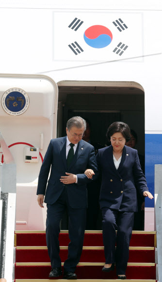 북유럽 3개국 순방을 마친 문재인 대통령과 김정숙 여사가 16일 오후 서울공항에 도착한 공군 1호기에서 내리고 있다. 2019.6.16  연합뉴스