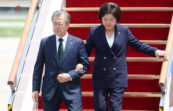 북유럽 3개국 순방을 마친 문재인 대통령과 김정숙 여사가 16일 오후 서울공항에 도착한 공군 1호기에서 내리고 있다. 2019.6.16  연합뉴스