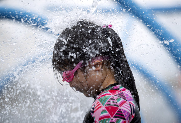 16일 오후 서울 중랑천 야외수영장에서 어린이가 물놀이를 하며 즐거운 시간을 보내고 있다. 2019.6.16 연합뉴스