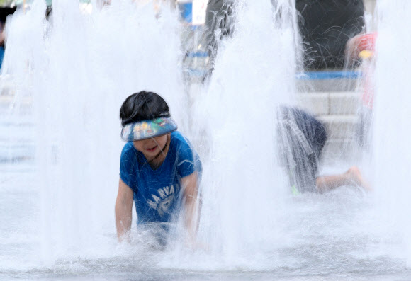 맑고 쾌청한 날씨를 보이는 16일 오후 서울 광화문광장 바닥분수대에서 어린이들이 물놀이를 하고 있다. 2019.6.16  연합뉴스