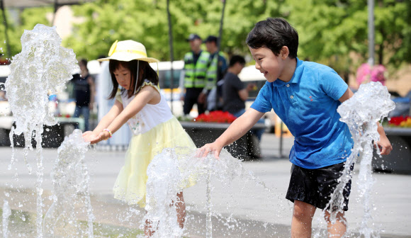 맑고 쾌청한 날씨를 보이는 16일 오후 서울 광화문광장 바닥분수대에서 어린이들이 물놀이를 하고 있다. 2019.6.16  연합뉴스