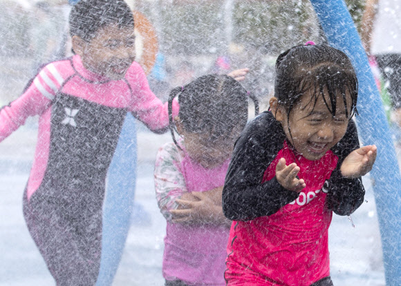 16일 오후 서울 중랑천 야외수영장에서 어린이들이 물놀이를 하며 즐거운 시간을 보내고 있다. 2019.6.16 연합뉴스
