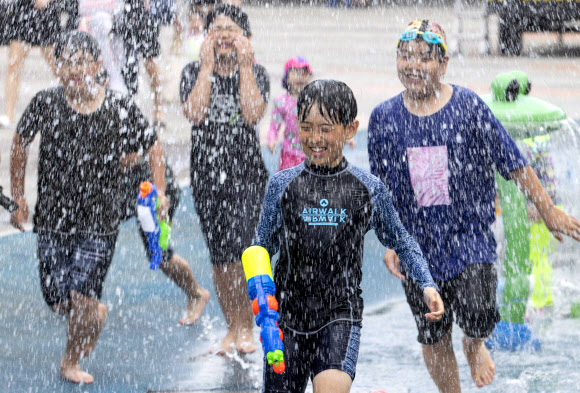 16일 오후 서울 중랑천 야외수영장에서 어린이들이 물놀이를 하며 즐거운 시간을 보내고 있다. 2019.6.16 연합뉴스