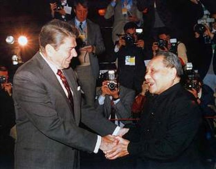 수교 이후 미국 대통령으로서는 중국을 처음 방문한 로널드 레이건 대통령이 1984년 덩샤오핑 중국 국가주석과 악수하고 있다. 서울신문 DB