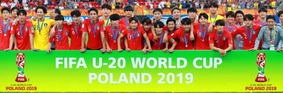 16일 폴란드 우치에서 끝난 국제축구연맹(FIFA) 20세 이하(U20) 월드컵 결승에서 준우승한 한국 대표팀 선수들이 목에 메달을 걸고 서로 어깨동무를 하며 기념사진을 찍고 있는 모습. 우치 연합뉴스