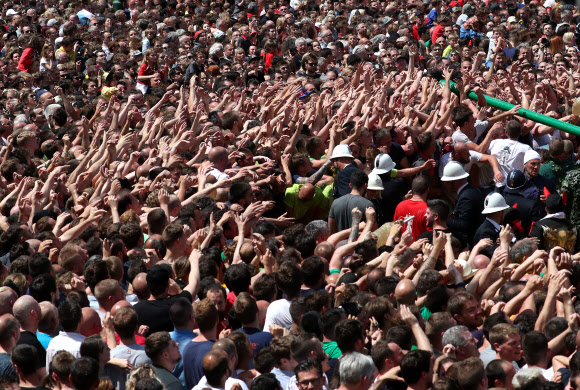 유네스코가 구전과 무형의 인류 유산으로 인정한 몬스 듀카세 또는 두두 축제 참가자들이 16일(현지시간) 벨기에 몬스에서 열린 ‘선’을 대표하는 성 조지와 ‘악’을 대표하는 용 사이의 ‘루마콘’ 싸움에 참여하고 있다. 로이터 연합뉴스