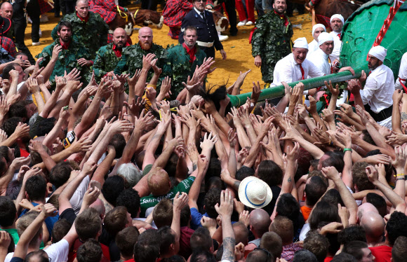 유네스코가 구전과 무형의 인류 유산으로 인정한 몬스 듀카세 또는 두두 축제 참가자들이 16일(현지시간) 벨기에 몬스에서 열린 ‘선’을 대표하는 성 조지와 ‘악’을 대표하는 용 사이의 ‘루마콘’ 싸움에 참여하고 있다. 로이터 연합뉴스