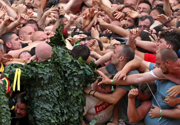 유네스코가 지정한 구전무형문화유산 ‘두카스(두두) 축제’ 참가자들이 16일(현지시간) 벨기에 몬스에서 열린 ‘선’을 대표하는 성 조지와 ‘악’을 대표하는 용 사이의 ‘루마콘’ 싸움에 참여하고 있다. 참가자들은 용꼬리에 붙은 털을 잡기 위해 몰려든다. 로이터 연합뉴스