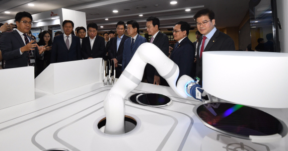 양자정보통신포럼 창립식 및 美 허드슨연구소 허먼 박사 초청 특별대담이 17일 서울 국회 의원회관에서 열렸다. 유영민 과학기술정보통신부 장관과 박정호 SKT 사장, 노웅래 국회 과기정위원장 등 주요 참석자가 5G 양자보안기술이 탑재된 협동로봇의 반도체 생산과정 시연을 보고 있다. 2019. 06.17. 정연호 기자 tpgod@seoul.co.kr