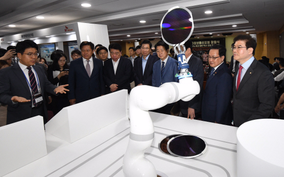 양자정보통신포럼 창립식 및 美 허드슨연구소 허먼 박사 초청 특별대담이 17일 서울 국회 의원회관에서 열렸다. 유영민 과학기술정보통신부 장관과 박정호 SKT 사장, 노웅래 국회 과기정위원장 등 주요 참석자가 5G 양자보안기술이 탑재된 협동로봇의 반도체 생산과정 시연을 보고 있다. 2019. 06.17. 정연호 기자 tpgod@seoul.co.kr