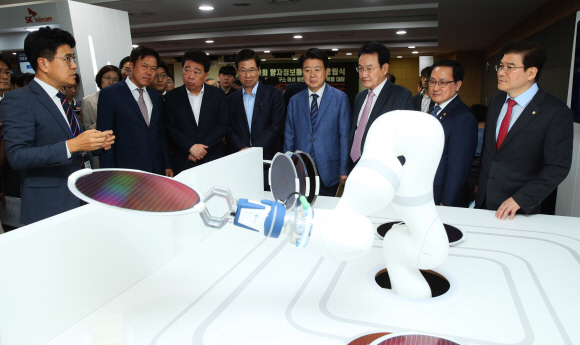 17일 서울 여의도 국회에서 열린 양자정보통신포럼에 참석한 유영민 과학기술정보통신부 장관과 박정호 SKT 사장, 노웅래 국회 과기정위원장 등 주요 참석자들이 양자보안을 이용한 반도체 생산과정 시연을 지켜보고 있다. 2019. 06.17. 정연호 기자 tpgod@seoul.co.kr