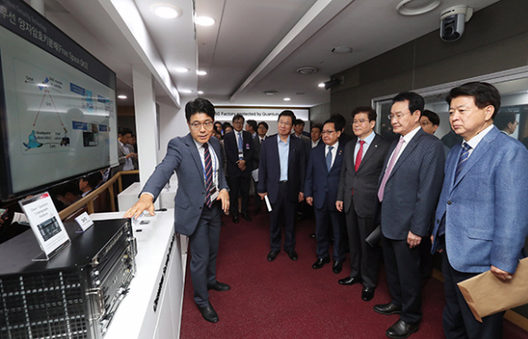 국회 양자정보통신포럼 창립식이 17일 오전 의원회관에서 열린 가운데 신경민 더불어민주당 의원, 유영민 과학기술정보통신부 장관, 김성태 자유한국당, 변재일 자유한국당, 노웅래 더불어민주당 등 참석자들이 무선 양자암호키분배 기술 시연을 지켜보고 있다. 2019. 06.17. 정연호 기자 tpgod@seoul.co.kr