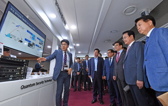 국회 양자정보통신포럼 창립식이 17일 오전 의원회관에서 열려 유영민 과학기술정보통신부 장관과 박정호 SK텔레콤 사장, 자유한국당 김성태, 변재일, 더불어민주당 노웅래 의원 등 참석자들이 무선 양자암호키분배 기술 시연을 지켜보고 있다. 2019. 06.17. 정연호 기자 tpgod@seoul.co.kr