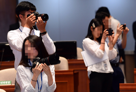 17일 서울 여의도 국회에서 열린 한 당의 회의에서 보좌진들이 의원들의 의정활동을 카메라로 기록하고 있다. 2019. 6. 17 정연호 기자 tpgod@seoul.co.kr