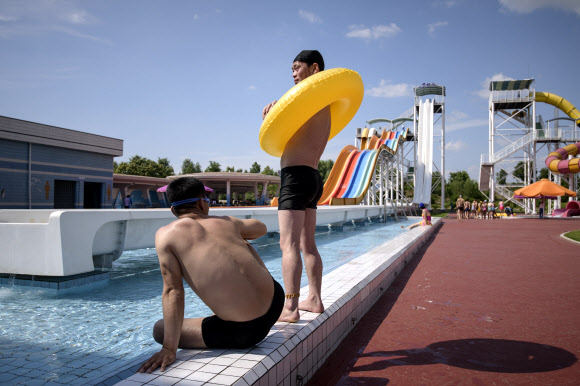 16일 북한 평양의 문수 워터파크를 찾은 시민들이 물놀이를 즐기고 있다. AFP 연합뉴스
