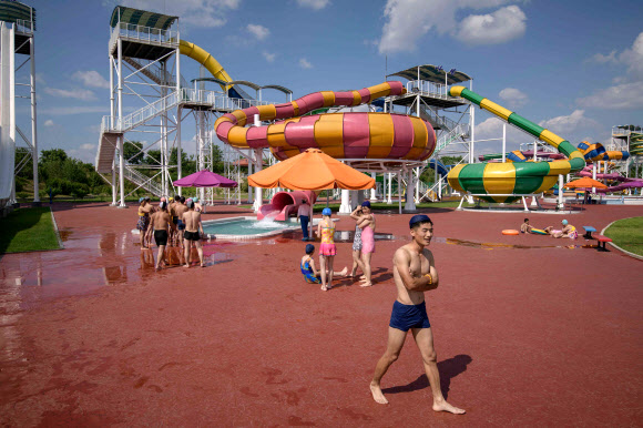 16일 북한 평양의 문수 워터파크를 찾은 시민들이 물놀이를 즐기고 있다. AFP 연합뉴스