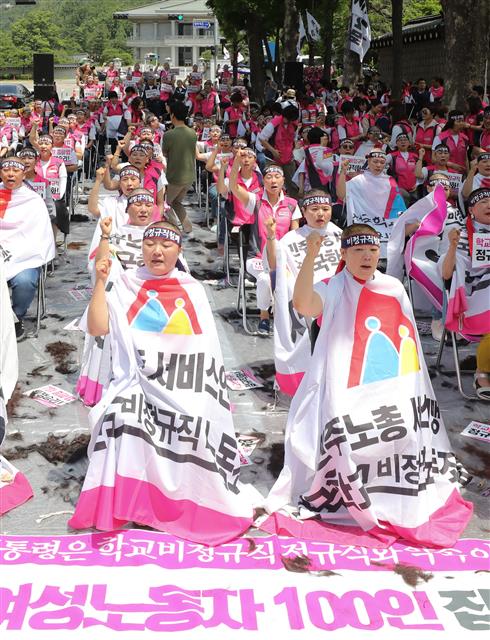 학교 비정규직 여성노동자 100인 집단삭발
