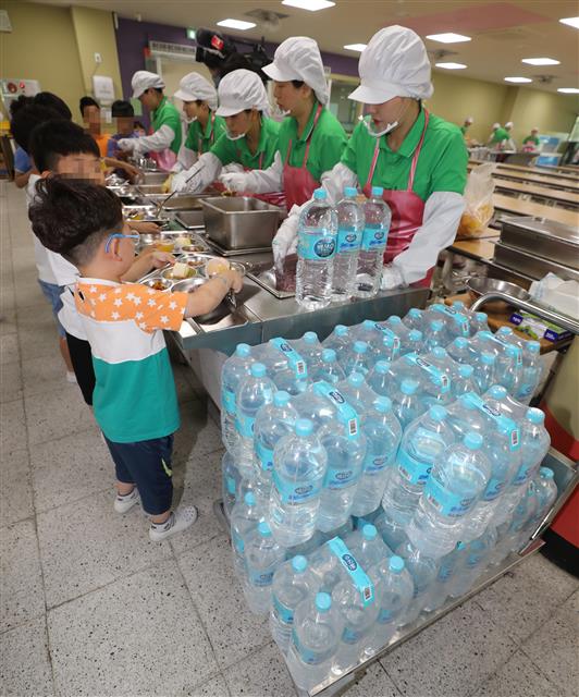 17일 인천 서구 가정동 한 초등학교에서 생수를 이용해 급식하고 있다. 인천은 지난달 30일부터 수돗물에서 적수가 발생해 이날 현재 총 149개 학교가 급식 피해를 입었다. 뉴스1
