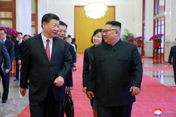 시진핑(왼쪽) 중국 국가주석이 오는 20~21일 북한을 국빈방문한다고 신화통신이 17일 보도했다. 사진은 지난해 6월 방중한 김정은(오른쪽) 북한 국무위원장이 시 주석과 대화하는 모습. 베이징 EPA 연합뉴스